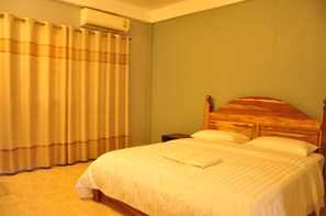 Minibar, in-room safe, free WiFi, bed sheets - Pilgrim's Kitchen & Inn (Savannakhet)