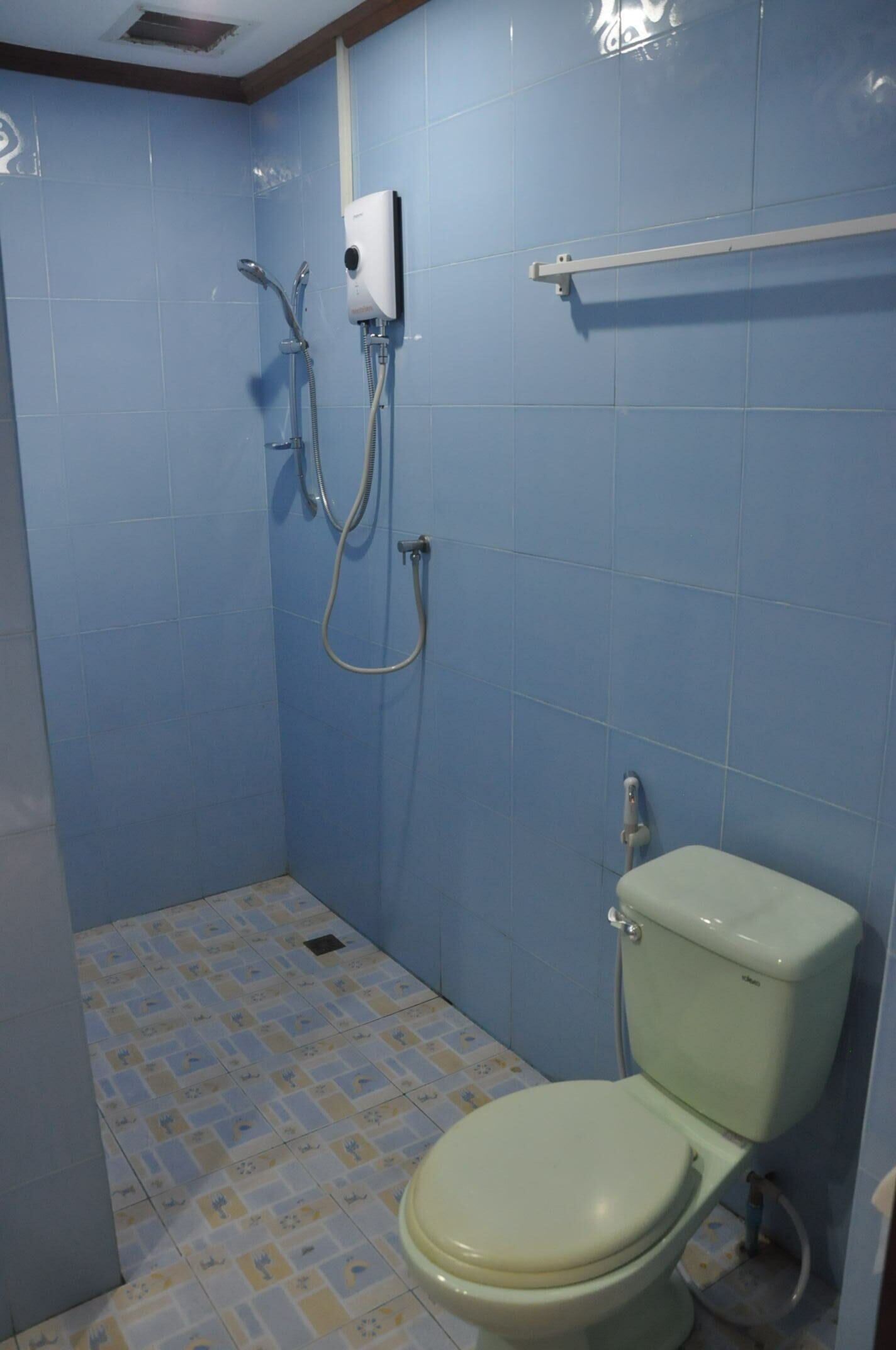 deluxe king, non smoking | bathroom | shower, free toiletries, towels