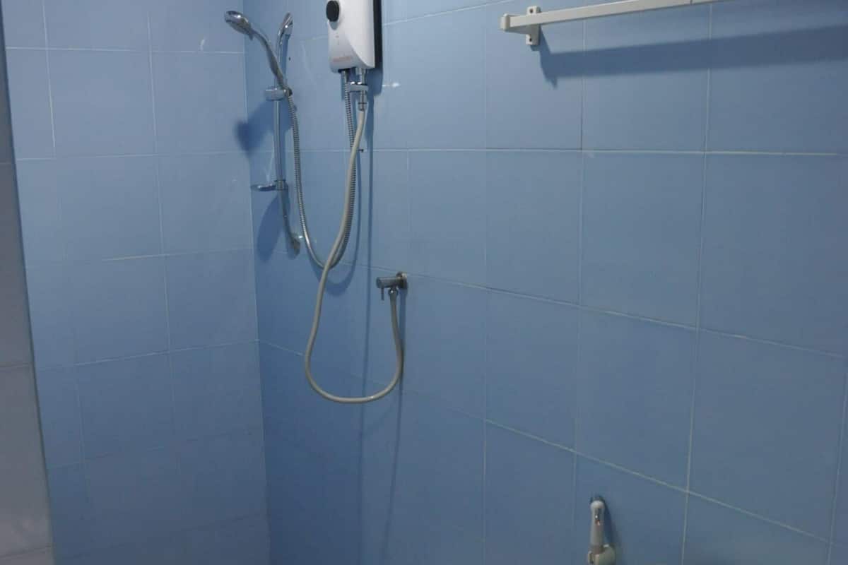 deluxe king, non smoking | bathroom | shower, free toiletries, towels