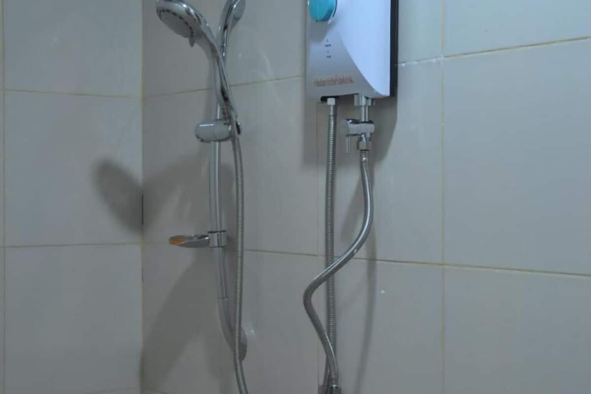 shower, free toiletries, towels