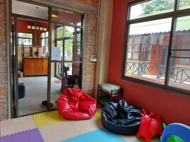 Minibar, caja de seguridad en la habitación, wifi gratis y ropa de cama 