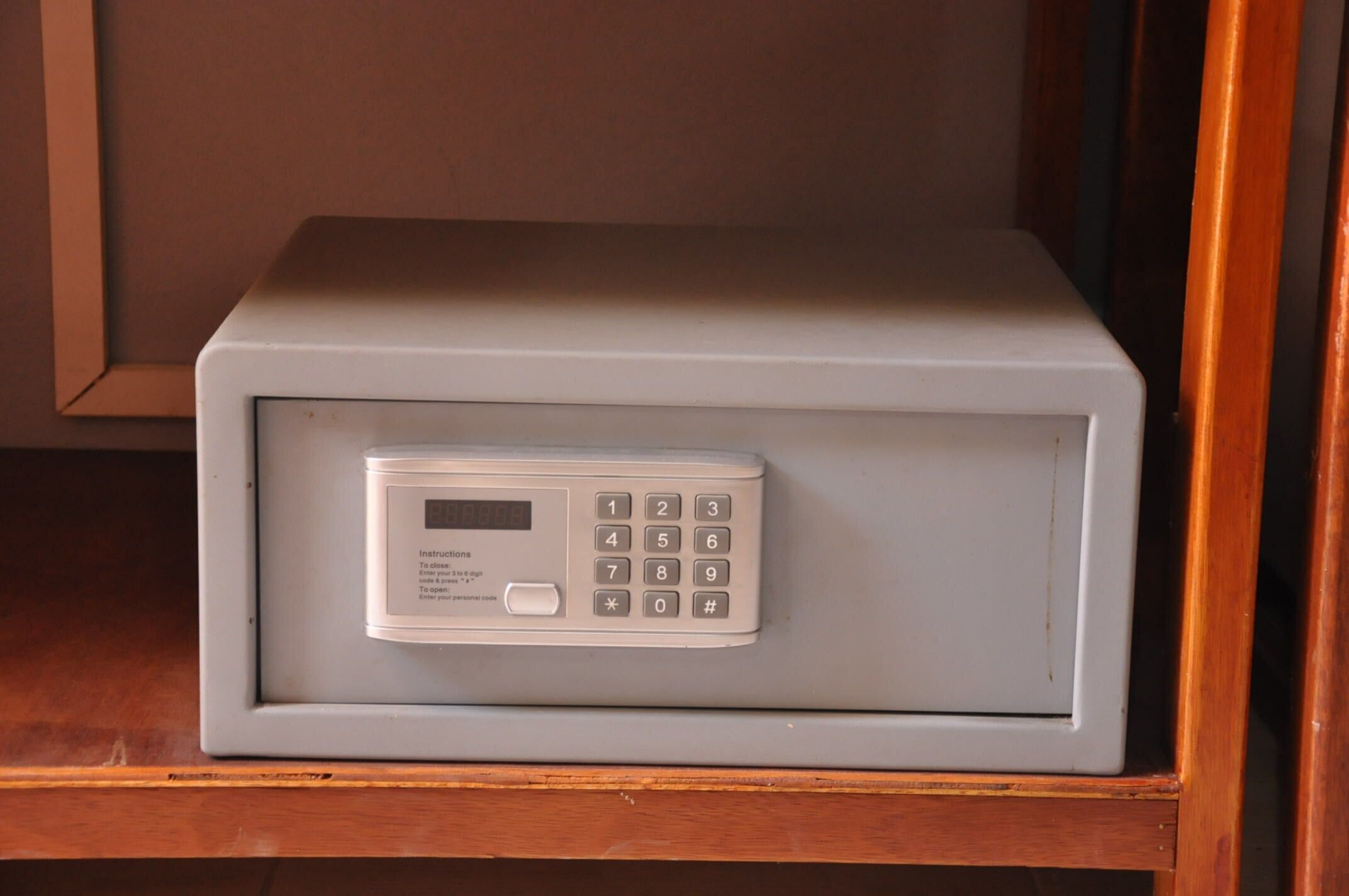 deluxe king, non smoking | safe