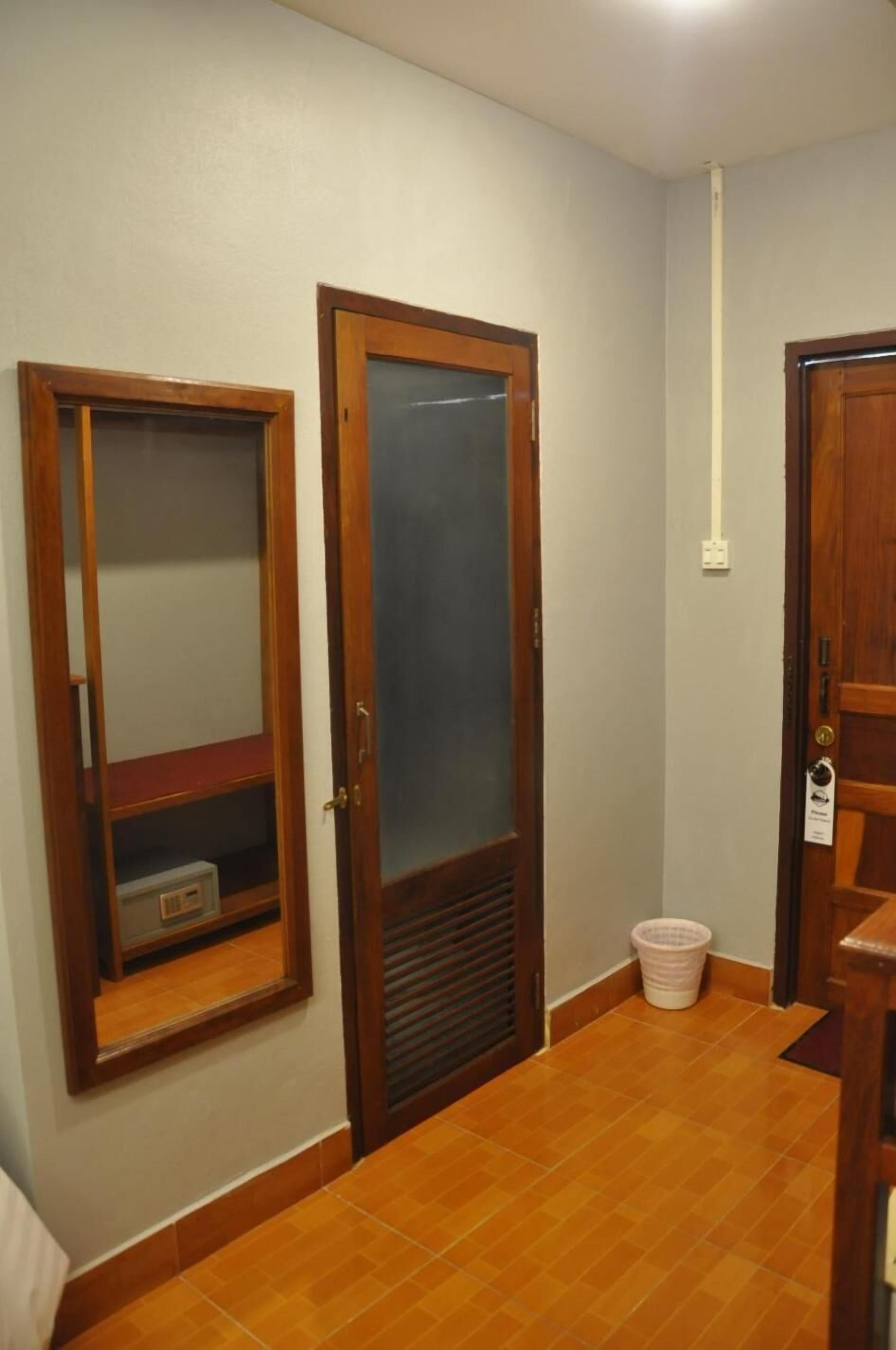 minibar, in-room safe, free wifi, bed sheets