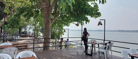 Serveert ontbijt, lunch, diner, internationale gerechten