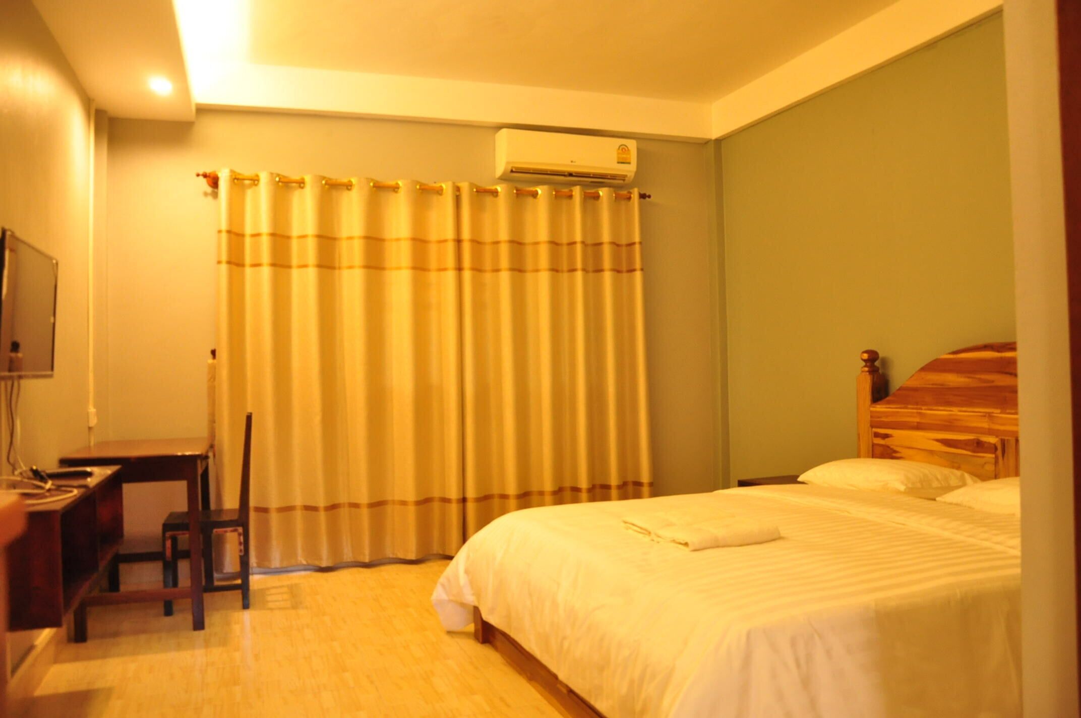 deluxe king, non smoking | minibar, in-room safe, free wifi, bed sheets