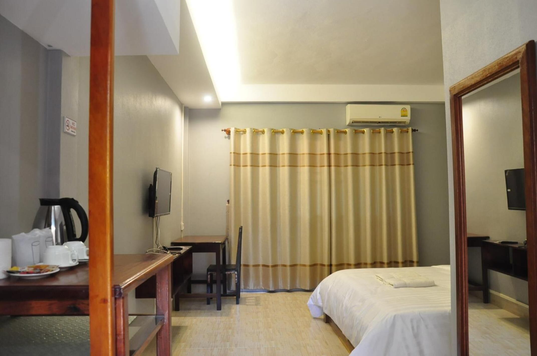 minibar, in-room safe, free wifi, bed sheets