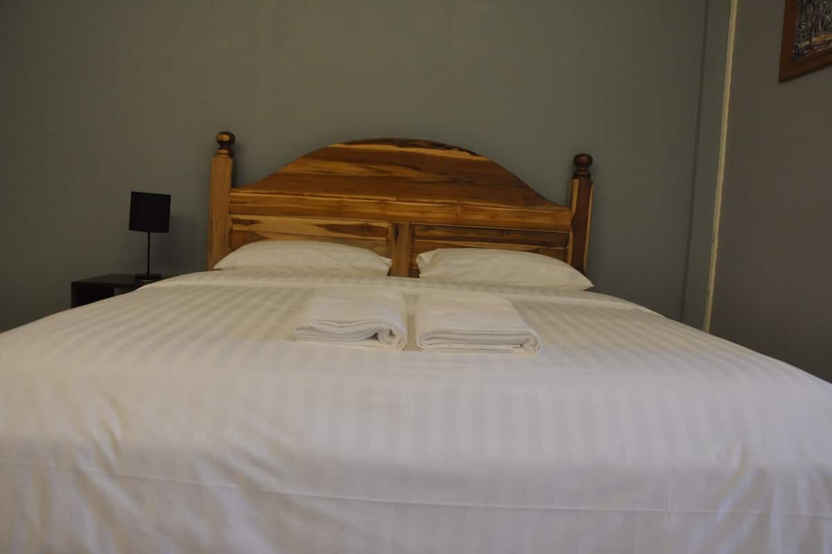 Deluxe King, Non Smoking | Minibar, caja de seguridad en la habitación, wifi gratis y ropa de cama 