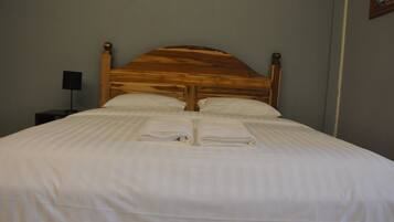 Deluxe King, Non Smoking | Minibar, in-room safe, free WiFi, bed sheets