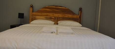 Deluxe King, Non Smoking | Minibar, una cassaforte in camera, Wi-Fi gratuito, lenzuola