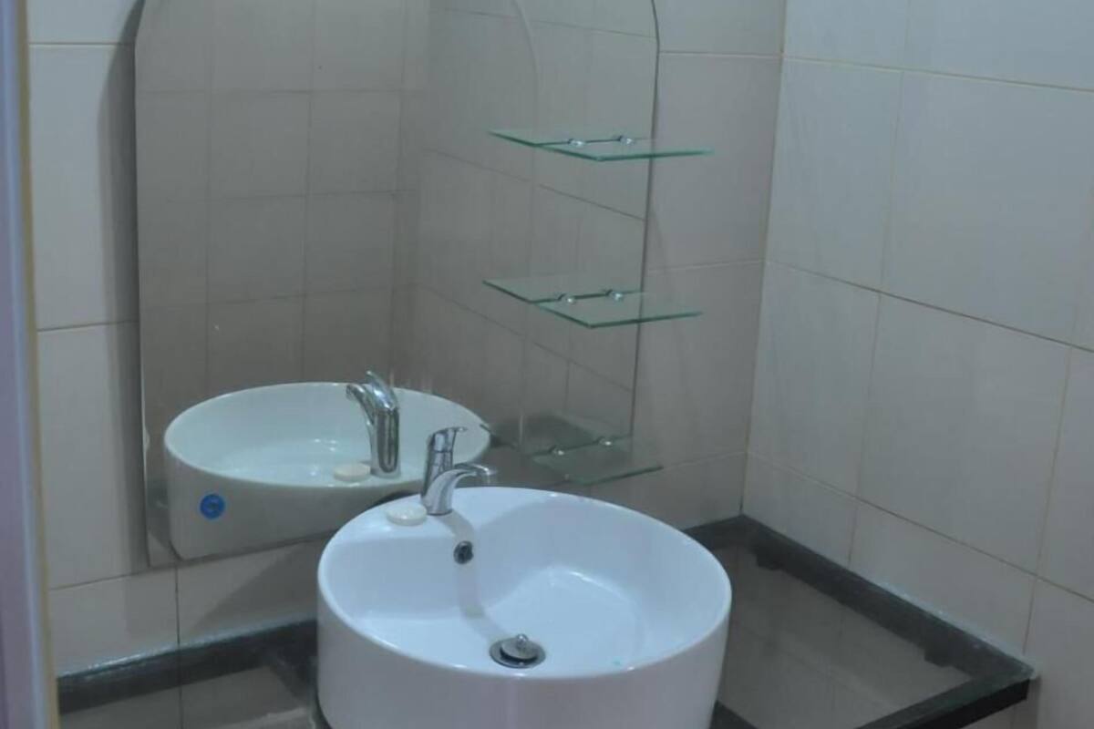 shower, free toiletries, towels