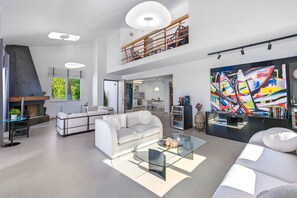 Lobby sitting area - The White Villa At Sani (Kassandra)