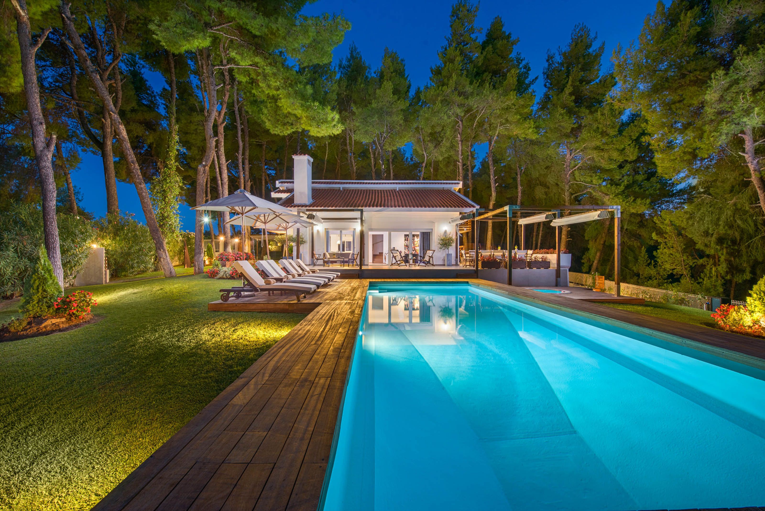 Piscine extérieure, piscine chauffée, parasols de plage, chaises longues