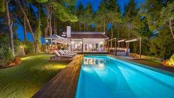 Piscine extérieure, piscine chauffée, parasols de plage, chaises longues