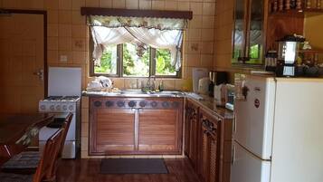 Full-size fridge, microwave, oven, stovetop