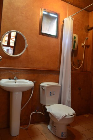 Bungalow Standard | Salle de bain | Douche, articles de toilette (gratuits), séchoir à cheveux, pantoufles