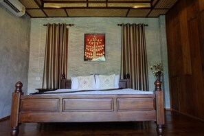 Deluxe Double Bungalow | Minibar contenant certains articles gratuits, décor unique