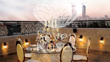 Phục vụ bữa sáng, bữa trưa, bữa tối, món ăn mang phong cách quốc tế