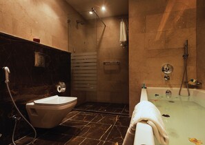 Junior Room | Bathroom | Shower, free toiletries, hair dryer, bathrobes - Seven Roses Hotel (Amman)