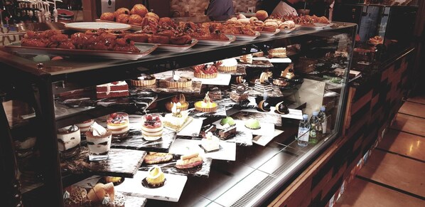 Se sirven desayunos, almuerzos y cenas; cocina internacional