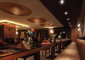 บริการอาหารเช้า อาหารกลางวัน อาหารเย็น, อาหารนานาชาติ