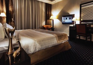 Ropa de cama de alta calidad y caja de seguridad en la habitación