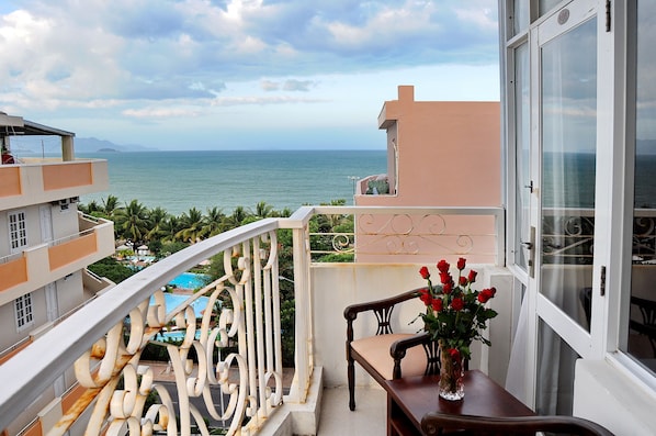 Habitación doble Deluxe, balcón, vista al mar | Balcón