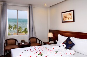 Habitación doble Deluxe, vista al mar | Minibar, caja de seguridad en la habitación y escritorio 