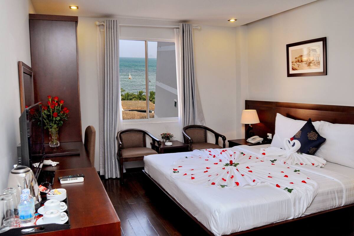 Habitación Deluxe doble, vistas al mar | Minibar, caja fuerte, escritorio y cortinas opacas