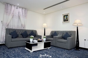 Apartment, 1 Schlafzimmer | Wohnbereich | 43-Zoll-LED-Fernseher mit Satellitenempfang, Fernseher