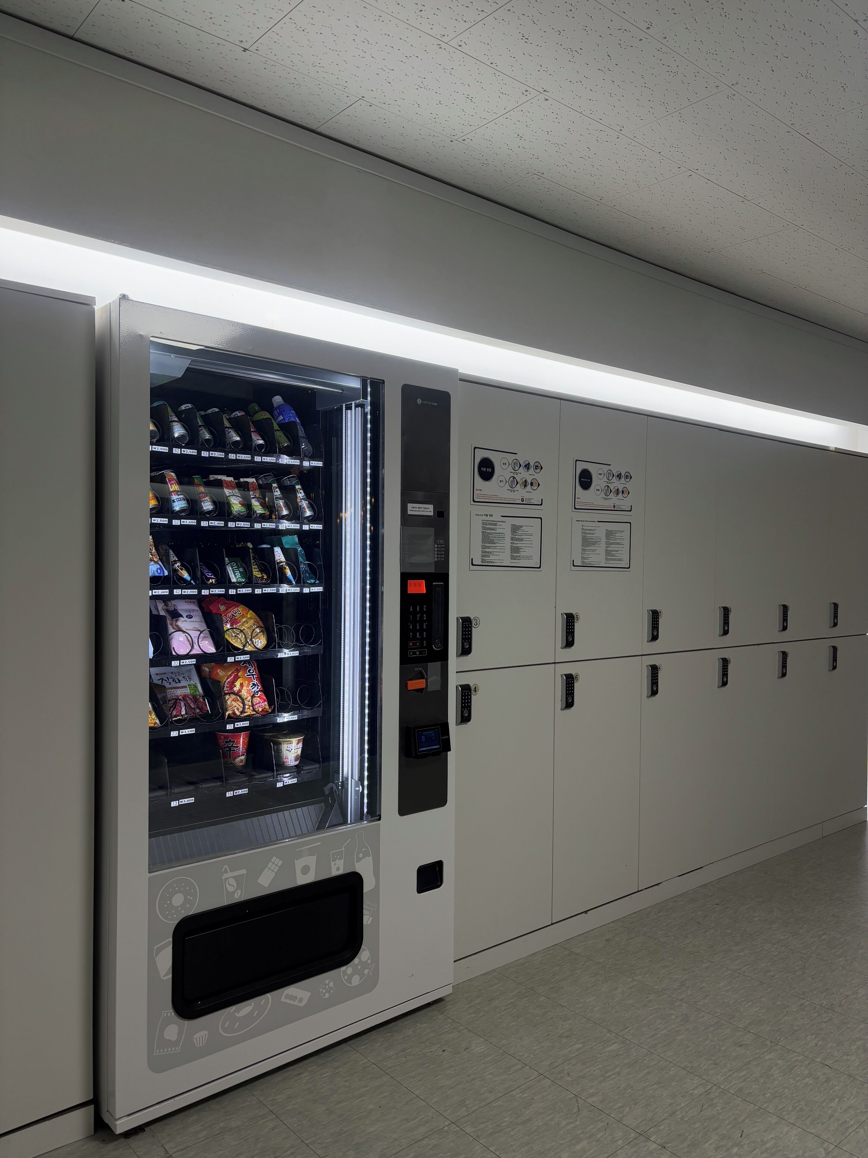 Un distributeur automatique proposant une variété de collations et de boissons.