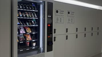 Un distributeur automatique proposant une variété de collations et de boissons.