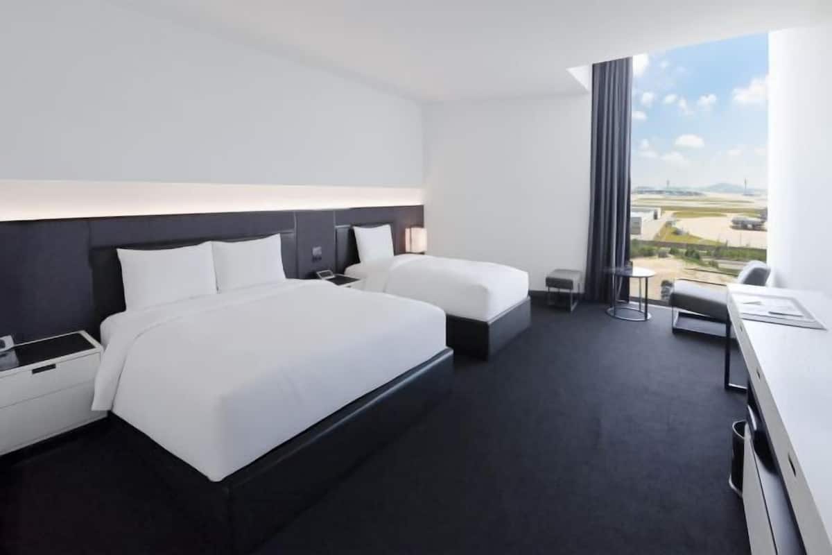 Premium bedding, desk, iron/ironing board, free WiFi