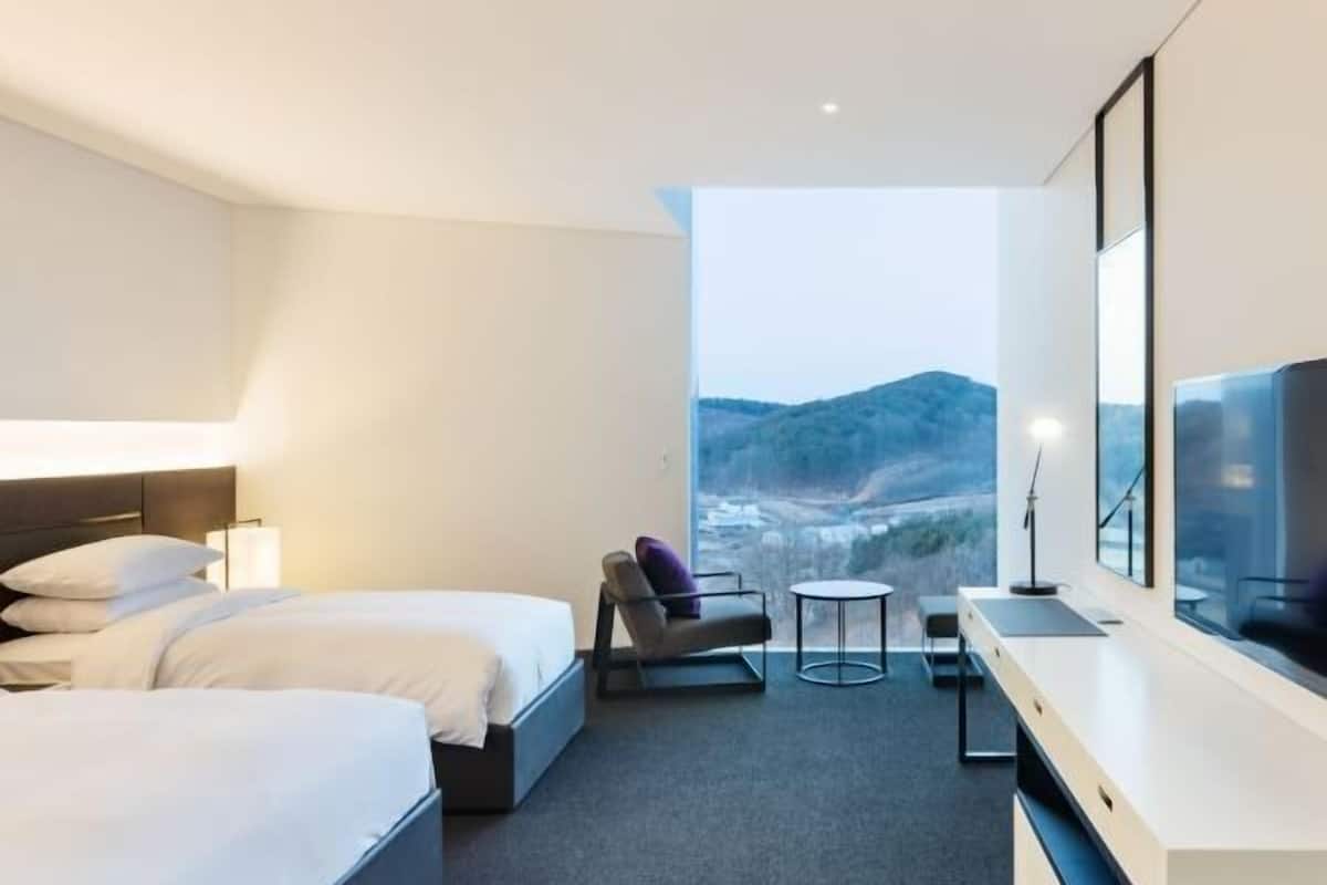 Premium bedding, desk, iron/ironing board, free WiFi