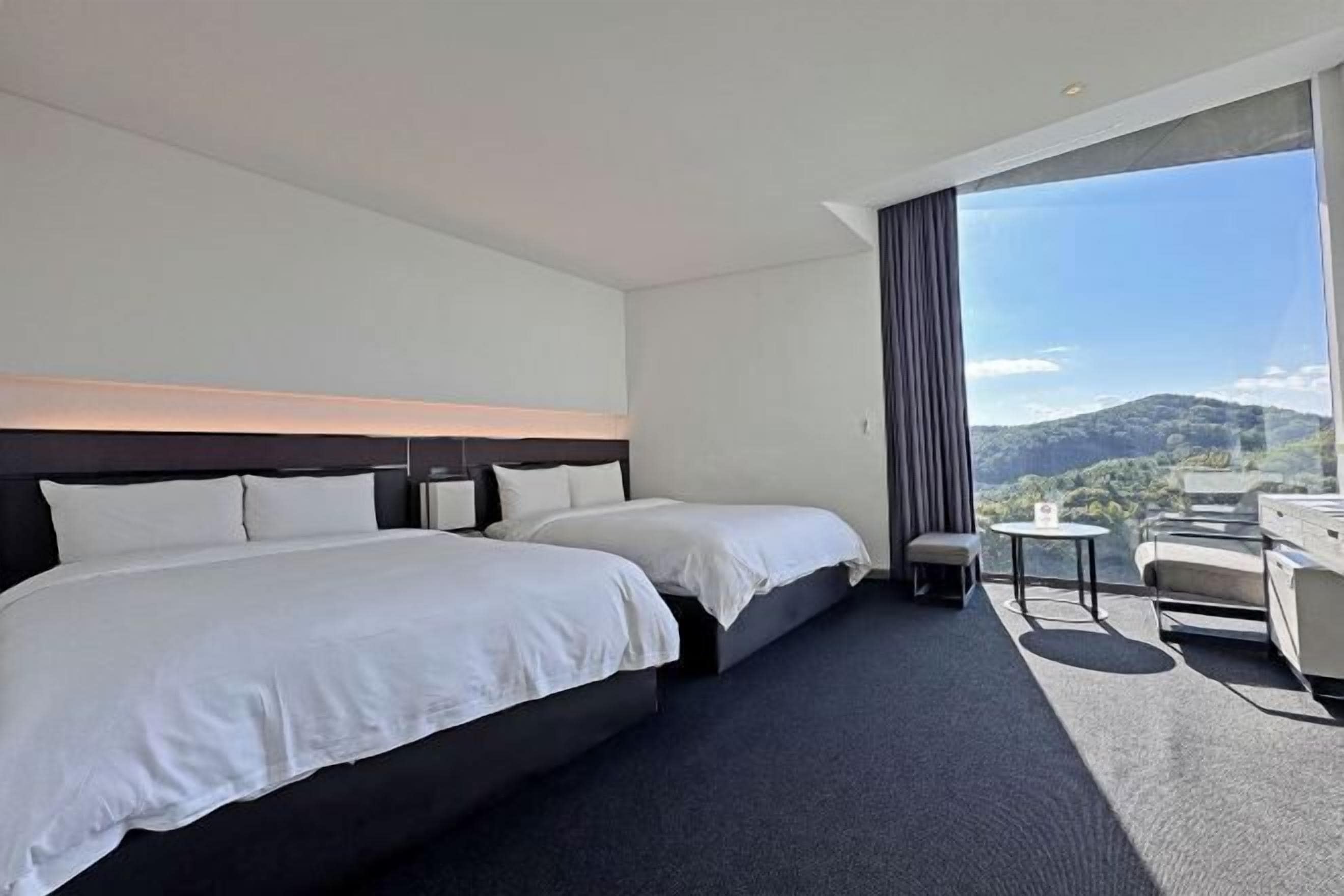 Roupas de cama premium, escrivaninha, ferros/tábuas de passar roupa