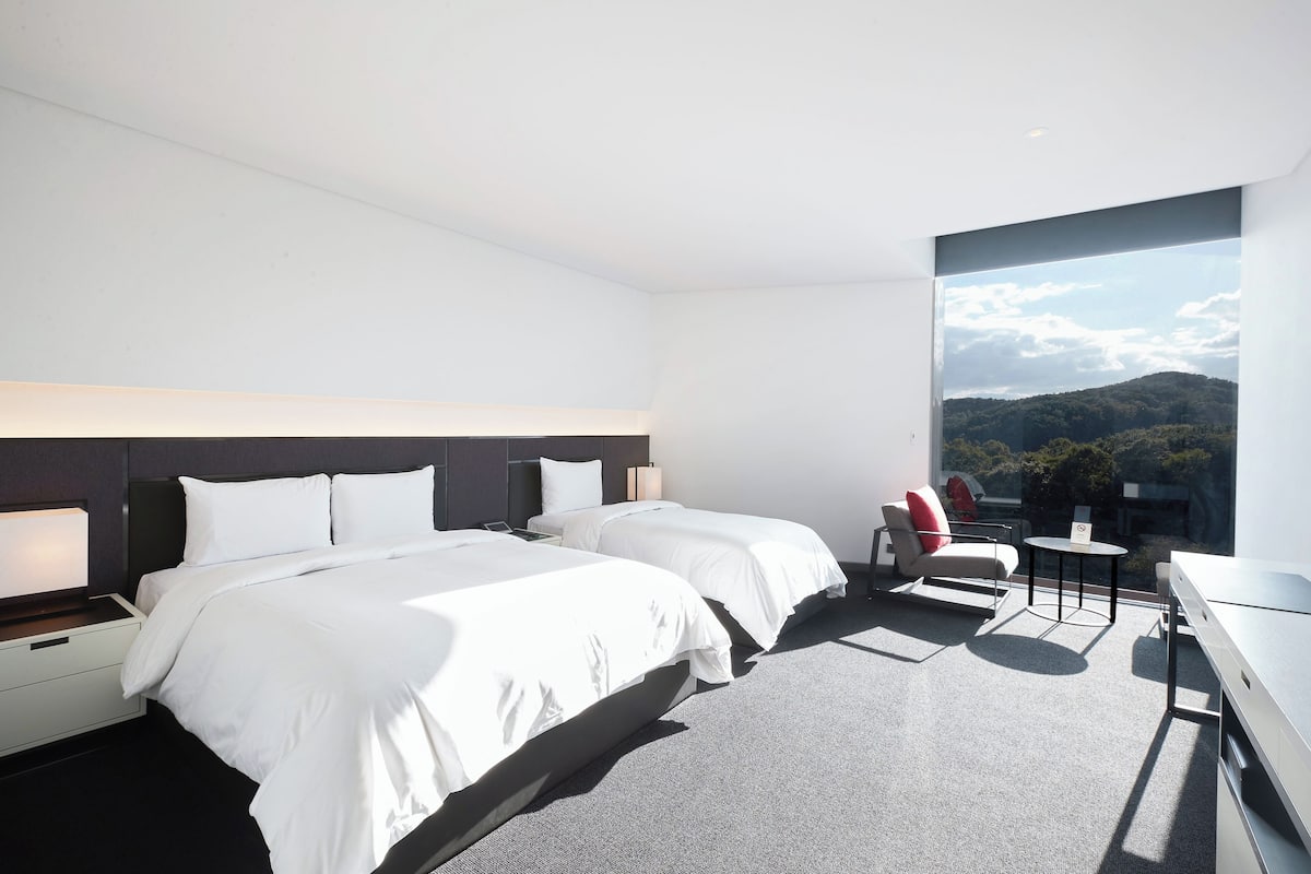 1 bedroom, premium bedding, desk, iron/ironing board