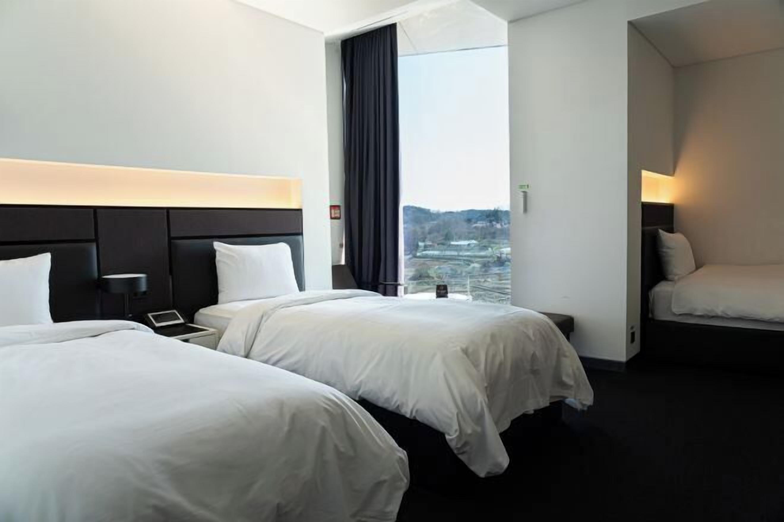 Premium bedding, desk, iron/ironing board, free WiFi