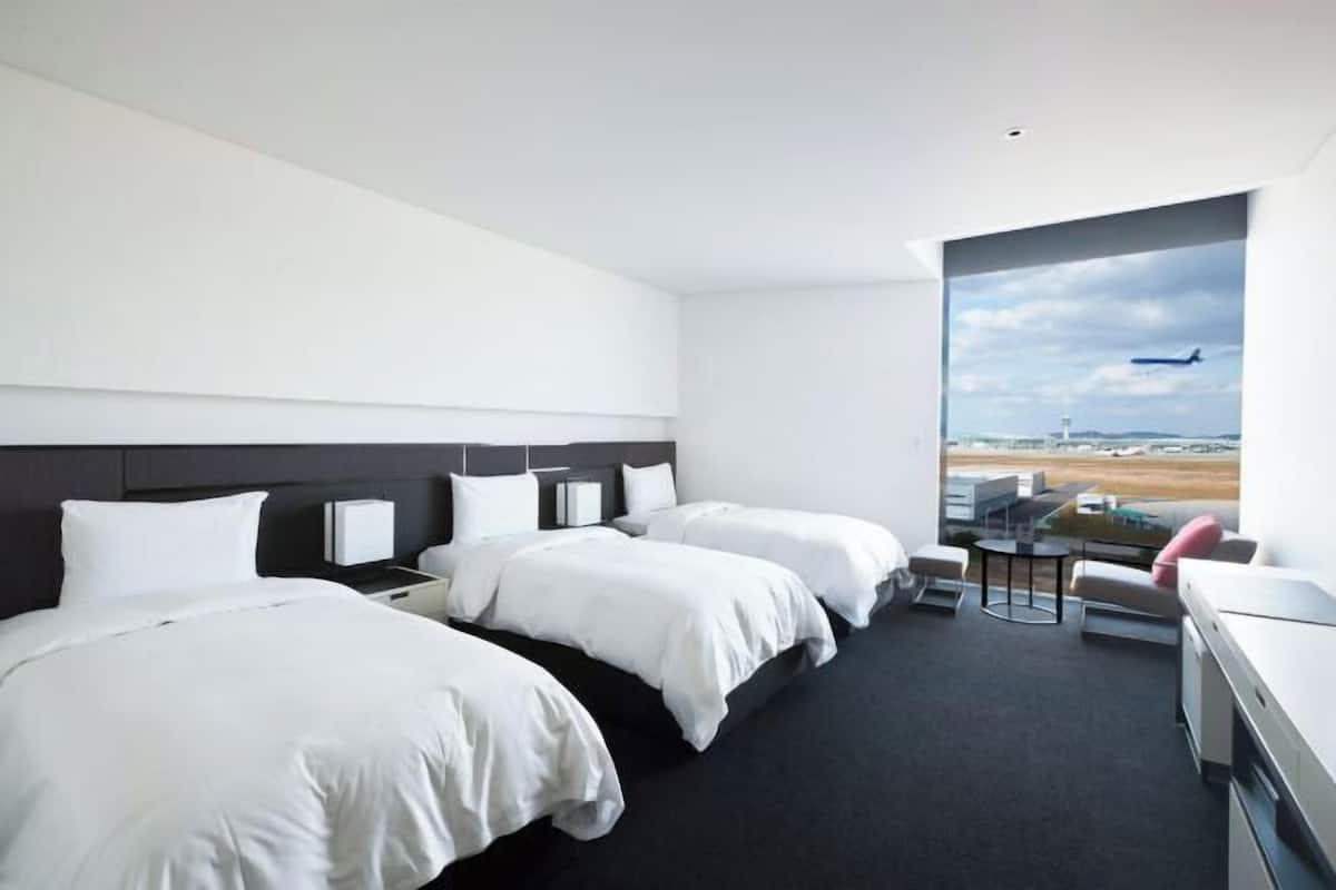 Premium bedding, desk, iron/ironing board, free WiFi