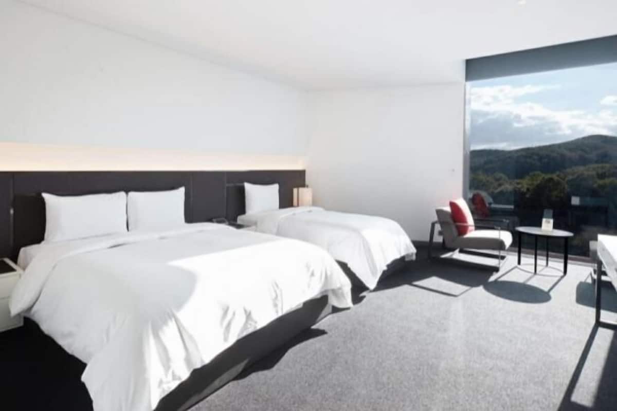 Premium bedding, desk, iron/ironing board, free WiFi