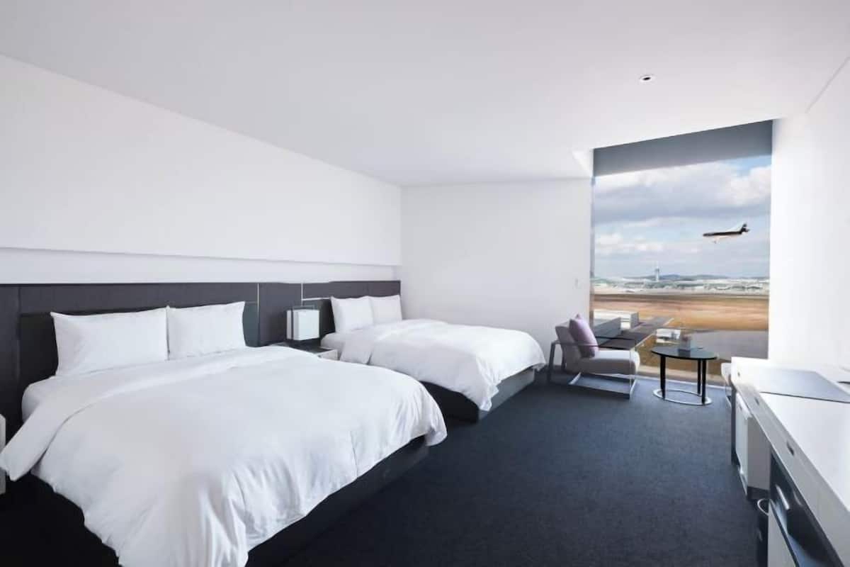 Premium bedding, desk, iron/ironing board, free WiFi