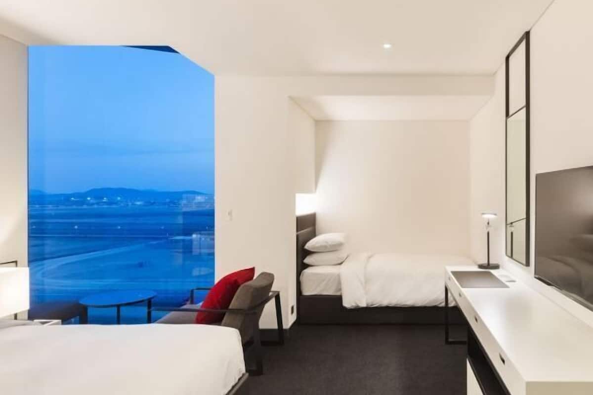 Premium bedding, desk, iron/ironing board, free WiFi