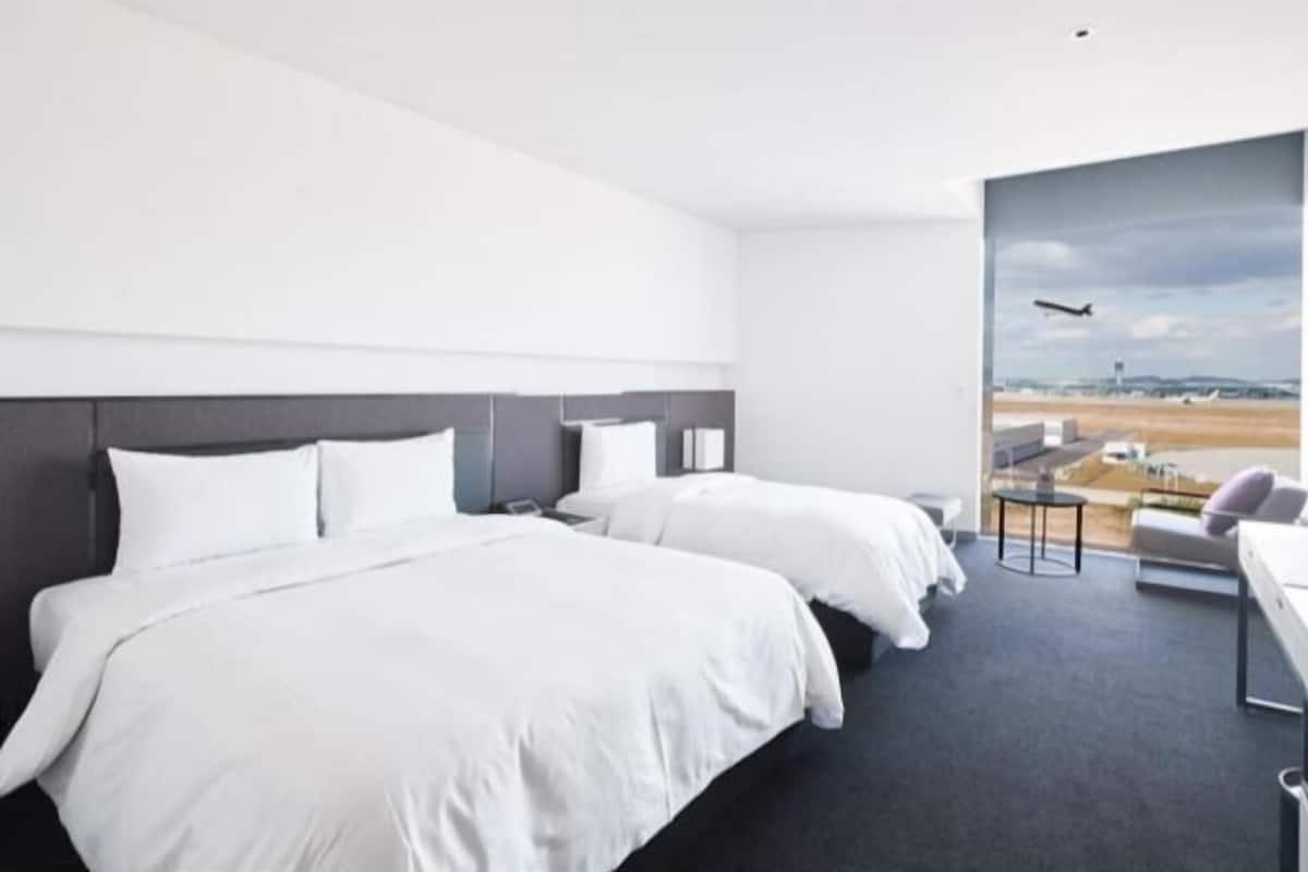 Premium bedding, desk, iron/ironing board, free WiFi