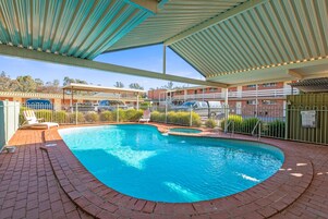 2 piscinas al aire libre, sombrillas, sillones reclinables de piscina