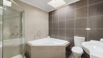 Deluxe Room, 1 King Bed | Bathroom | Shower, free toiletries, hair dryer, towels