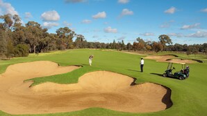 A golf course with sand bunkers, a golfer, and a golf cart. - Comfort Inn Clubarham (Barham)