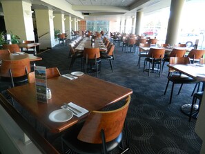 2 restaurants, breakfast served - Comfort Inn Clubarham (Barham)