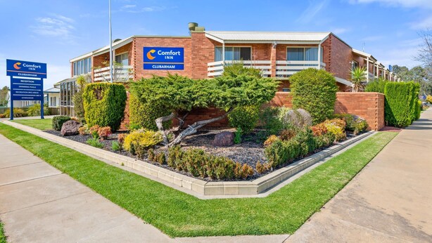A Comfort Inn in Clubram with a brick facade, a reception area, and a well-maintained garden. - Comfort Inn Clubarham (Barham)