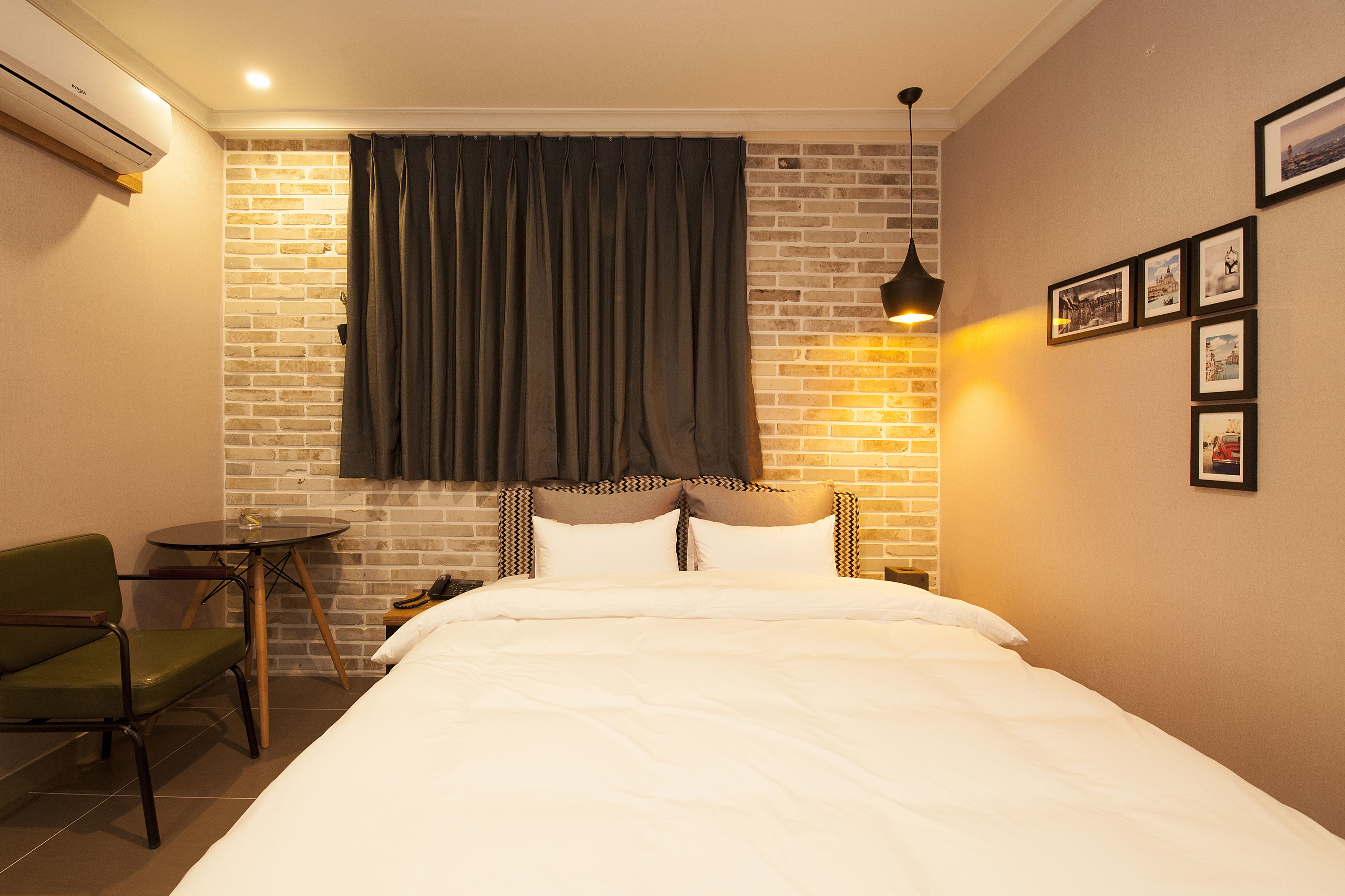 standard room, non smoking | pillow-top beds, individually decorated, desk, blackout curtains