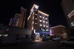 Façade de l’hébergement - soirée/nuit