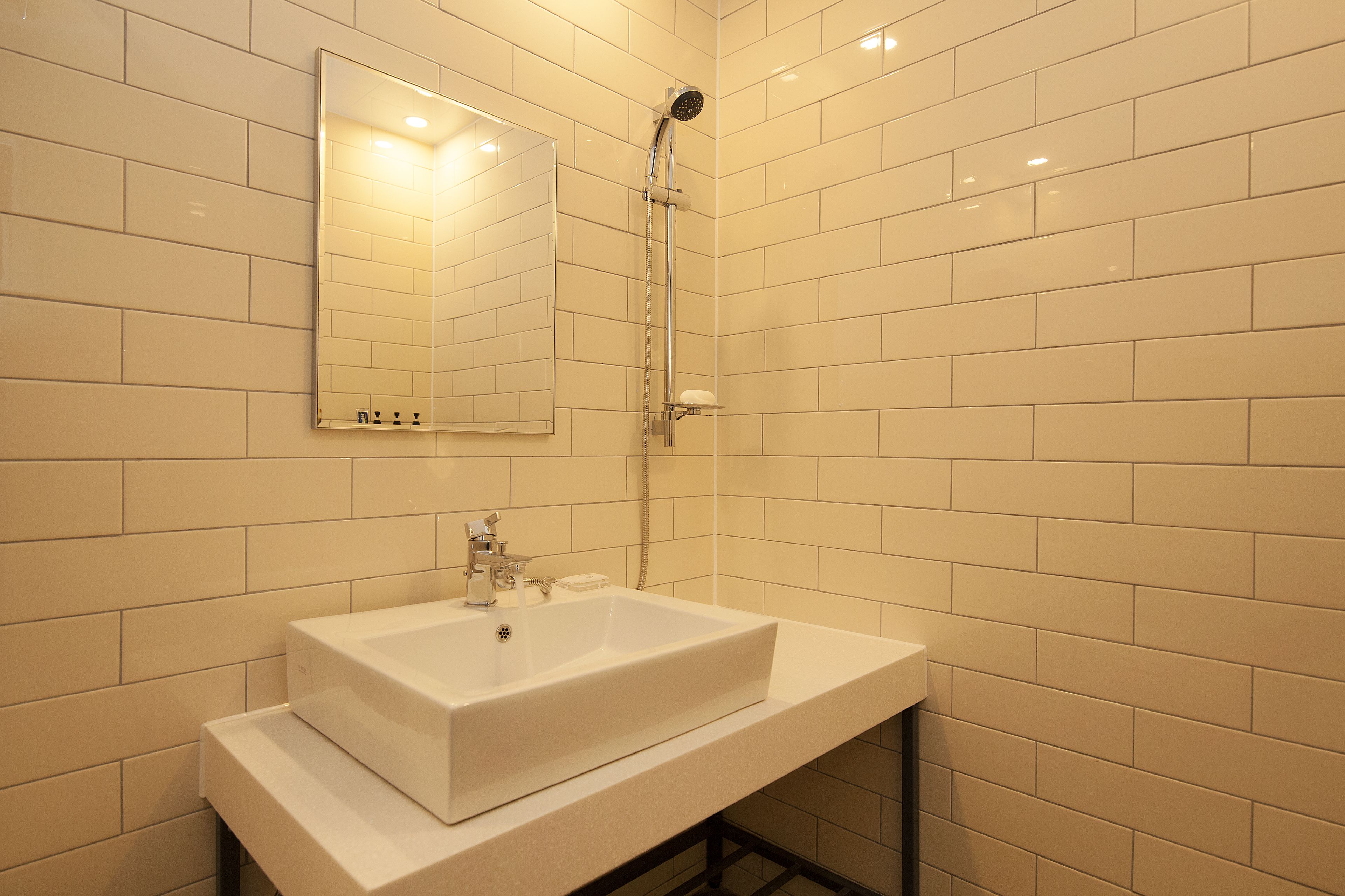 standard room, non smoking | bathroom sink