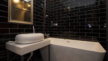 Camera Deluxe, non fumatori | Bagno | Vasca da bagno a immersione totale, set di cortesia gratuito